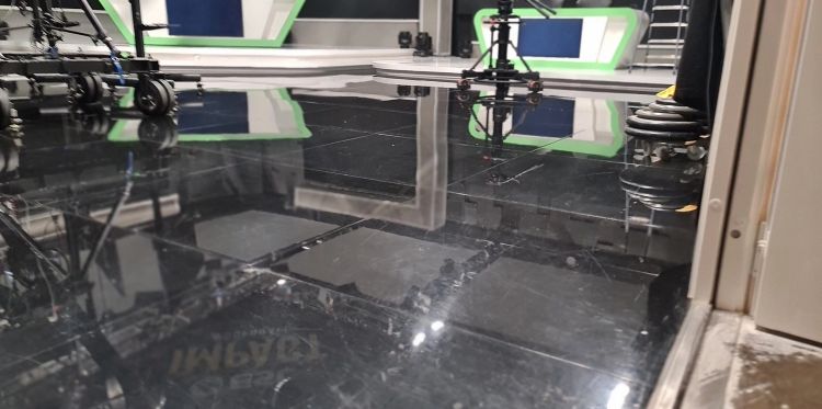 Professionellt städad studiomiljö med blankpolerat marmorgolv — ett exempel på MK Rengöring STHLMs arbete