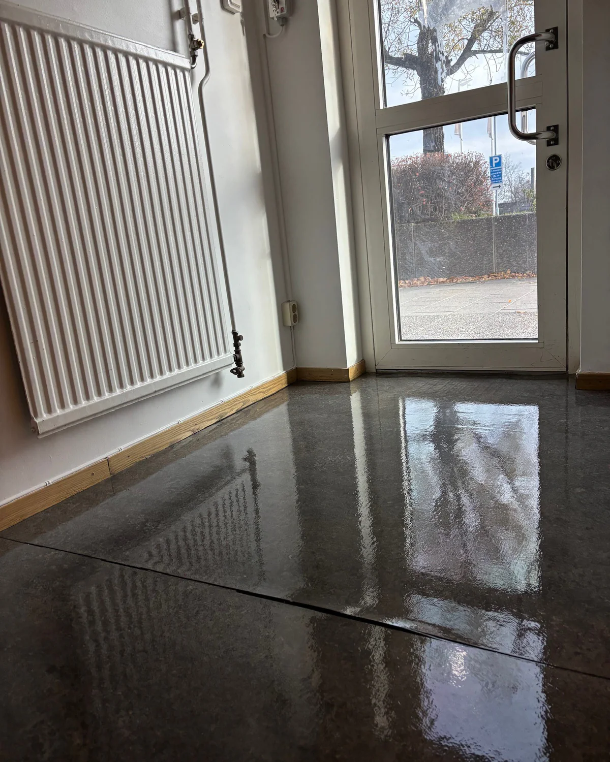 Rengjorda golv i butikslokal i Stockholm