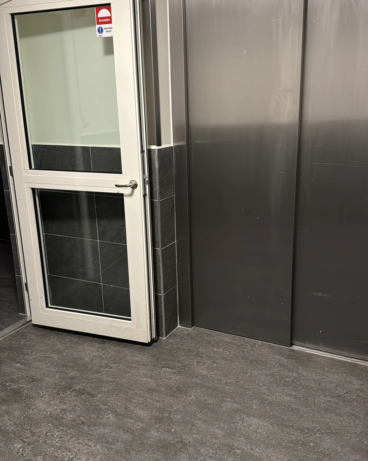 Ren entré i butikslokal med rena golv i Stockholm