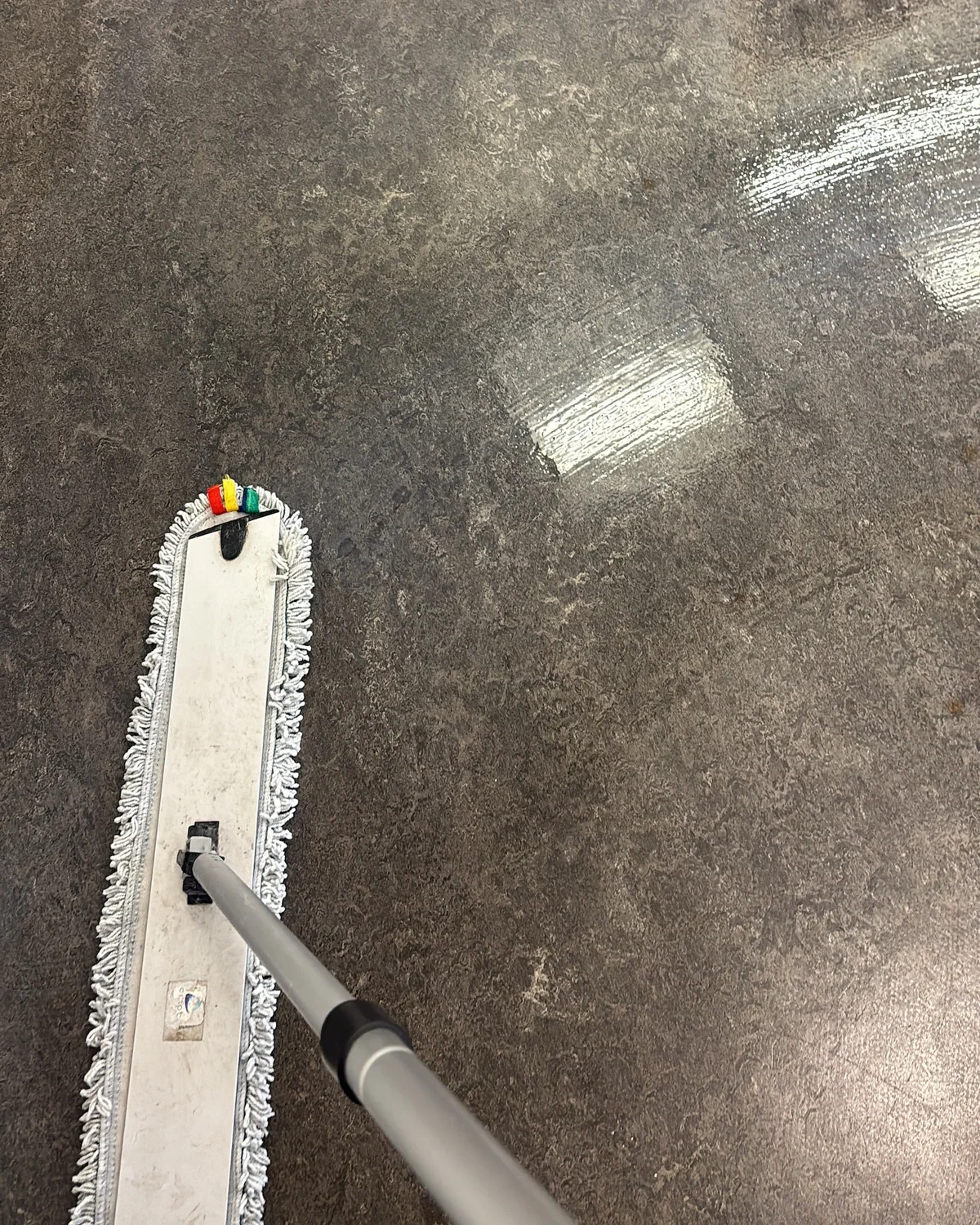 Detalj av golvrengöring inför slutbesiktning i kommersiell lokal