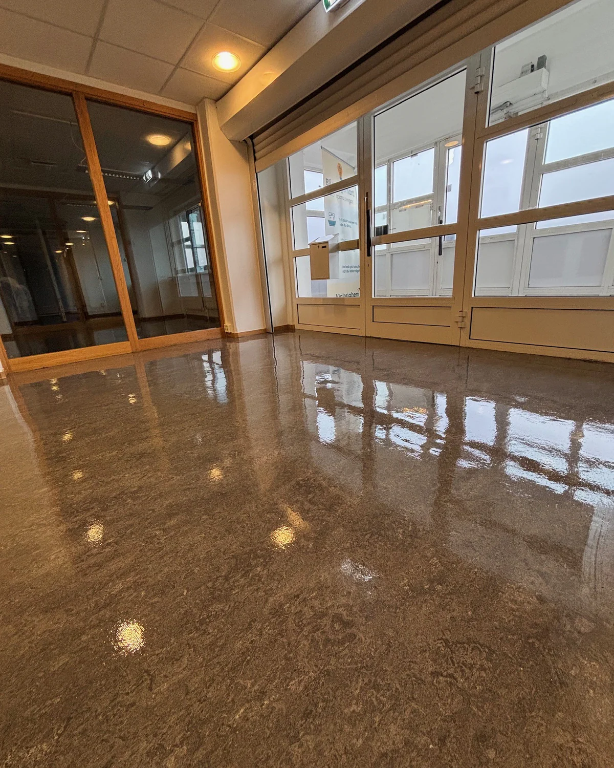 Nystädad lokal med blankt golv inför slutbesiktning i Kista Stockholm