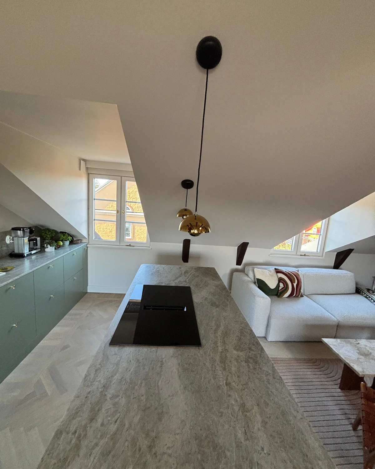 Vardagsrum efter städning med synliga material och detaljer