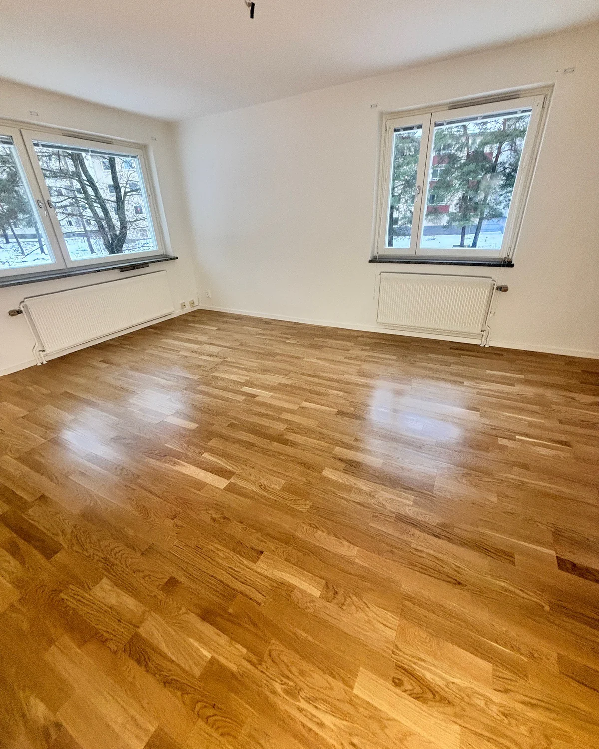 Tom lägenhet med rent golv efter renovering i Hägersten Stockholm