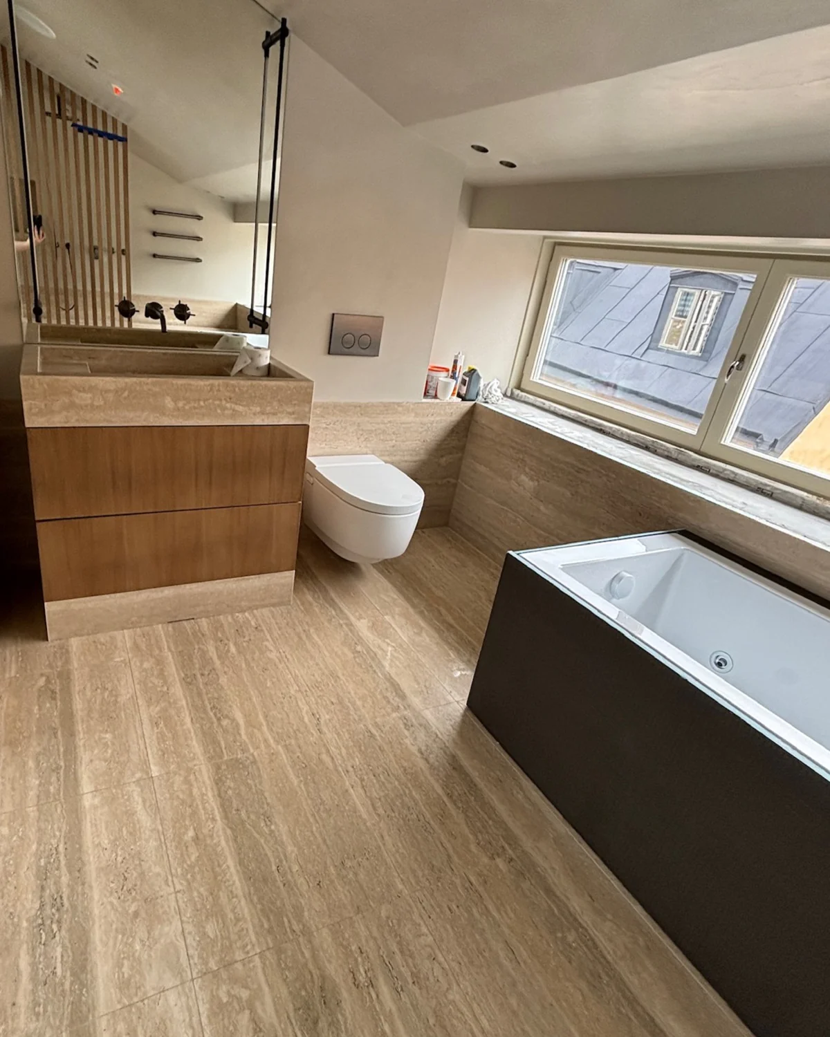 Jacuzzi i exklusivt badrum efter städning