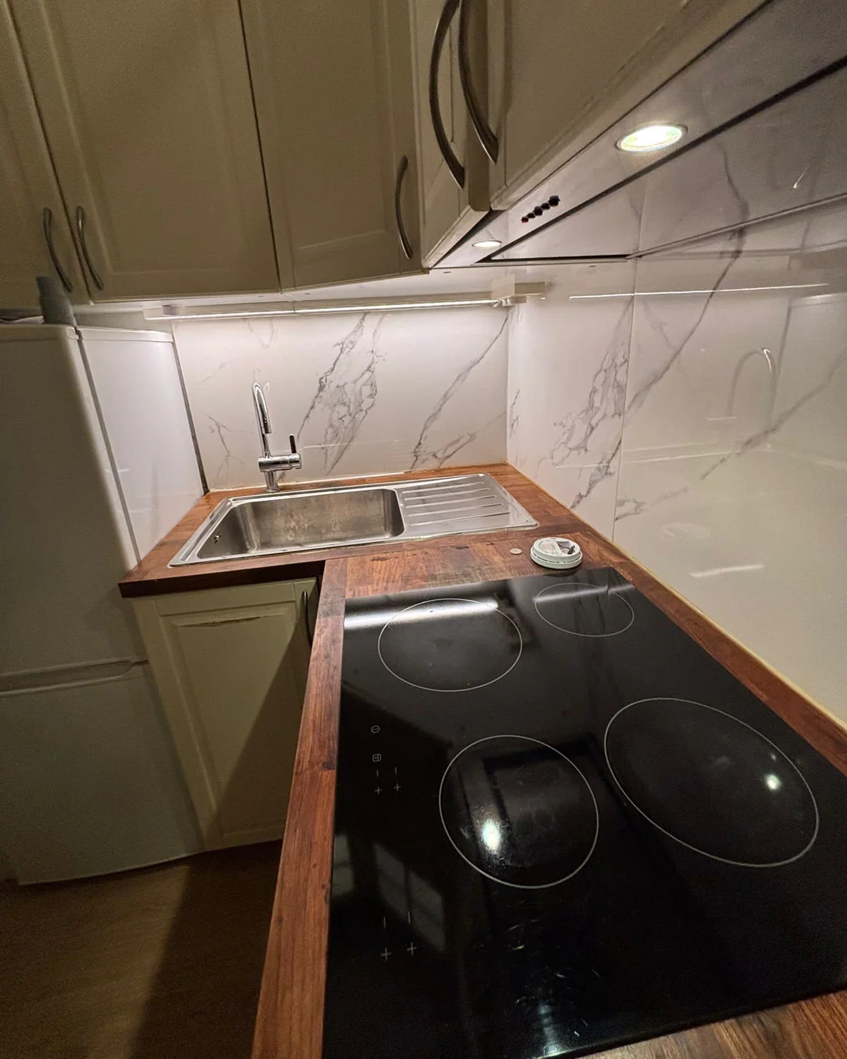 Noggrant rengjord spishäll och arbetsyta efter storstädning