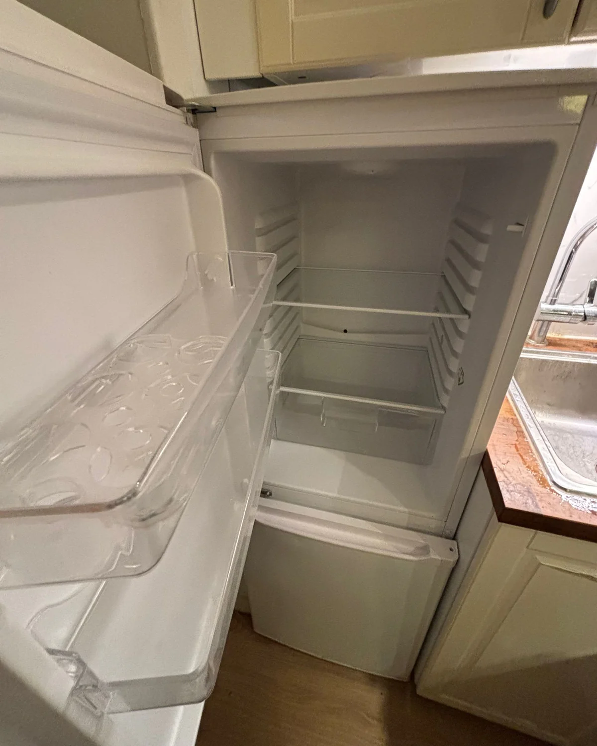 Djuprengjort kylskåp invändigt efter storstädning