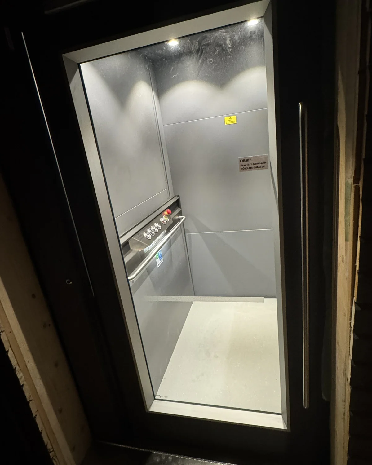 Ren hiss och entré i trapphus i Stockholm