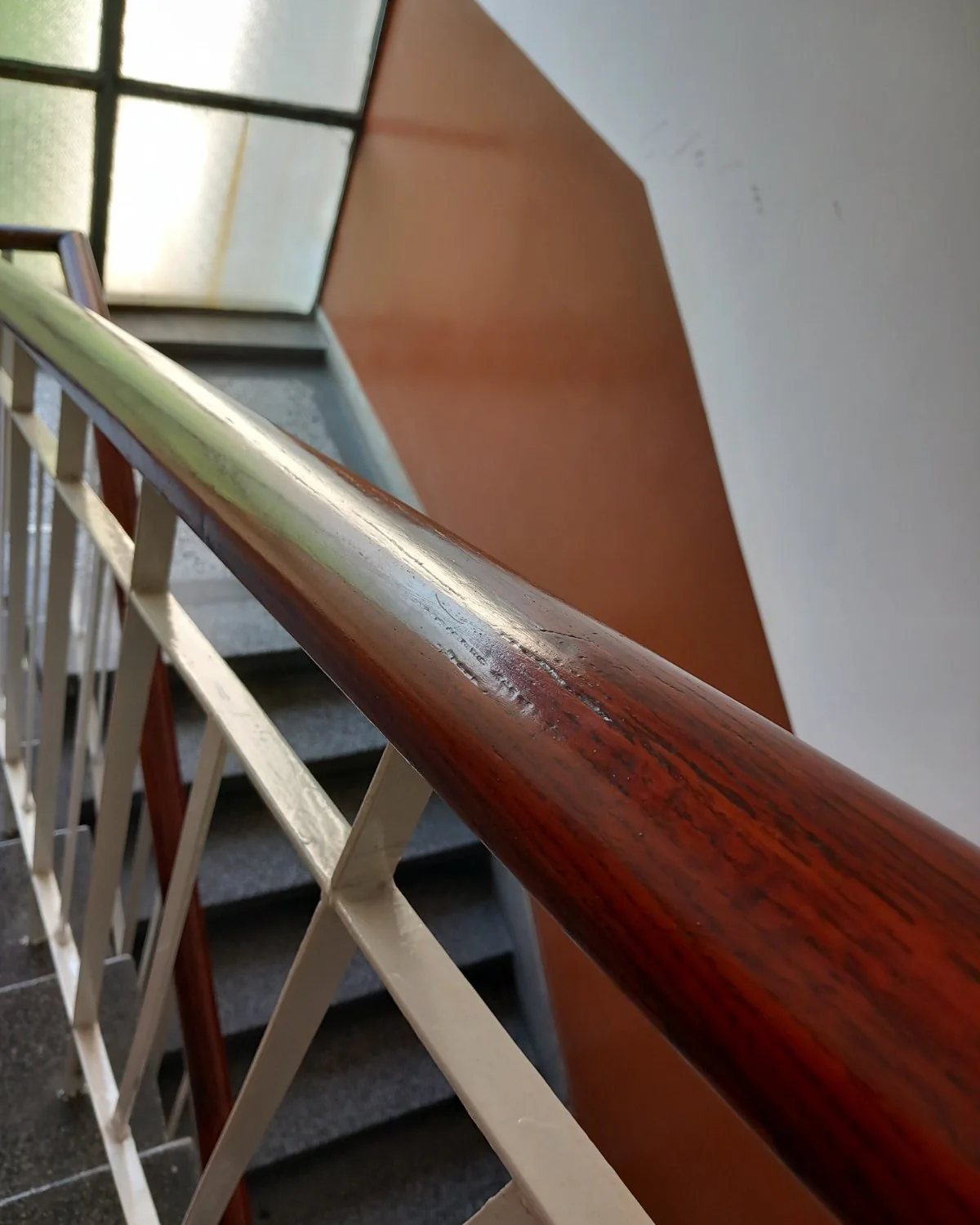 Rengjorda trappor och golv i trapphus i Stockholm