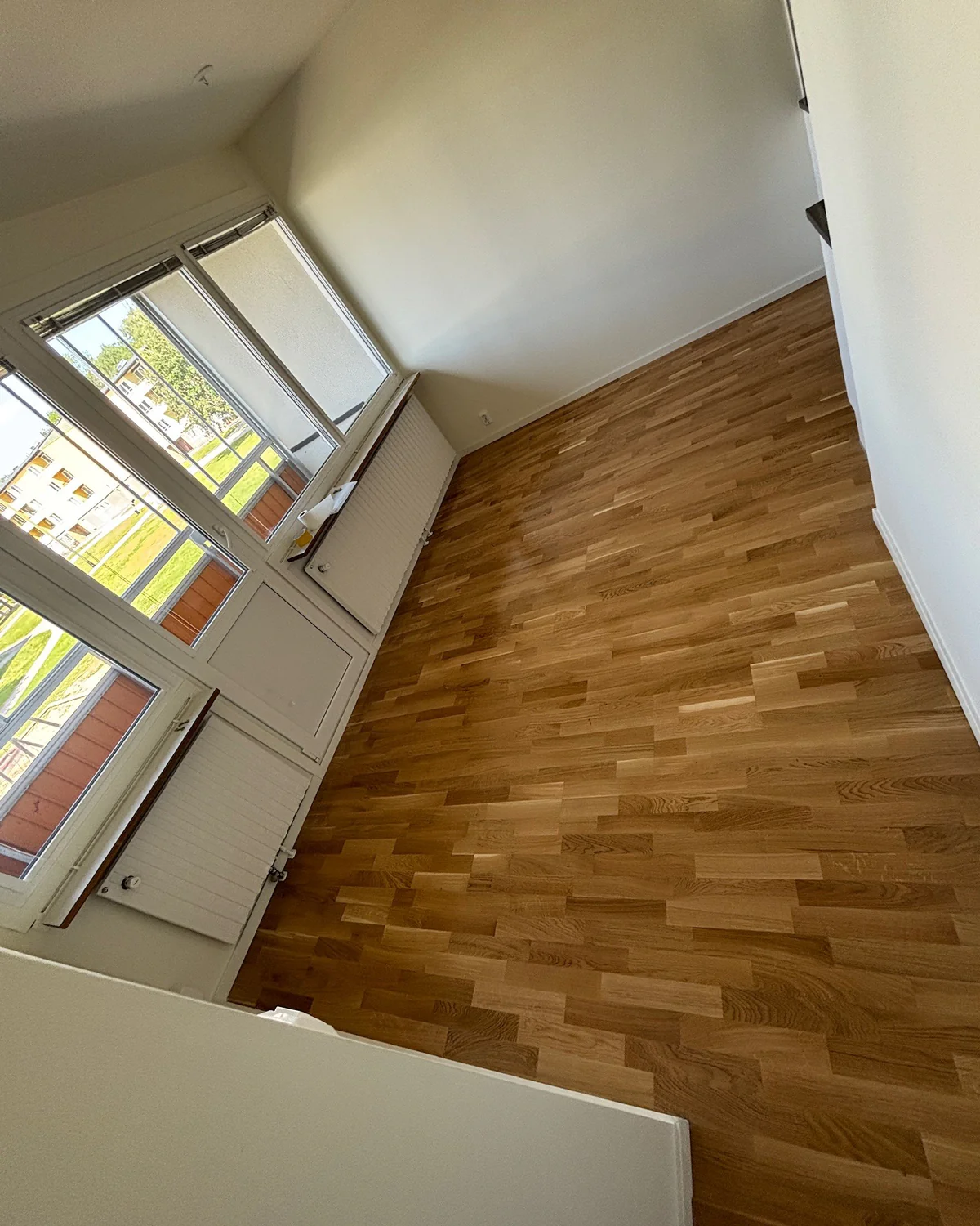 Rent parkettgolv i tom lägenhet efter visningsstädning